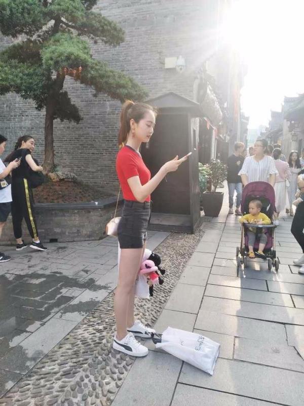 大街偷拍的养眼美女，刺激中带有激情